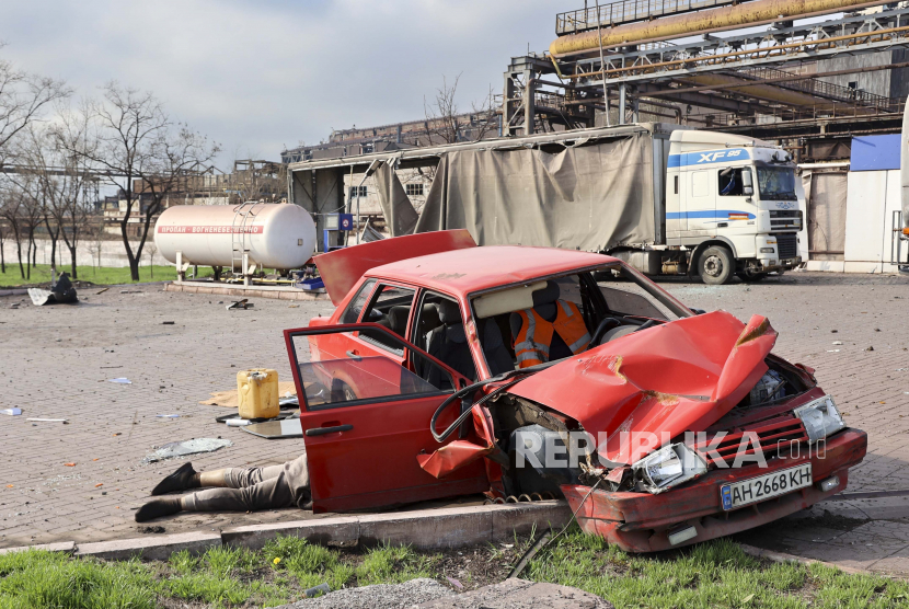 Jenazah tergeletak di sebelah mobil yang rusak di dekat Pabrik Metalurgi Illich Iron & Steel Works, perusahaan metalurgi terbesar kedua di Ukraina, di daerah yang dikuasai oleh pasukan dukungan Rusia di Mariupol, Ukraina, Sabtu, 16 April 2022 