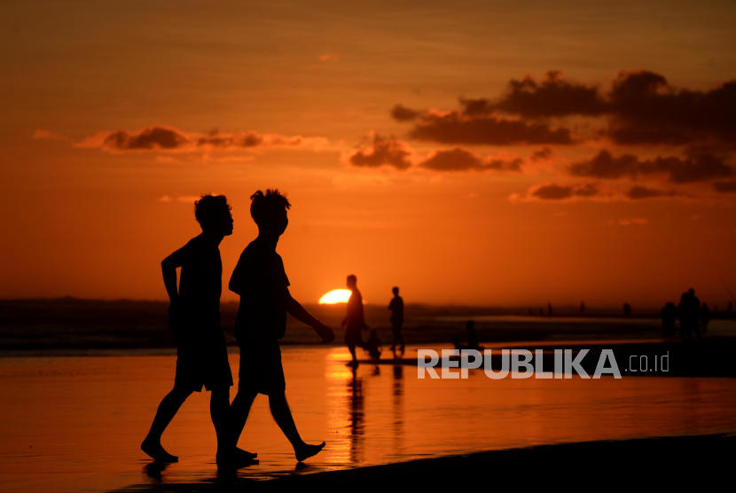 Warga menunggu waktu berbuka puasa atau ngabuburit di Pantai Parangtritis, Bantul, Yogyakarta. Pemerintah Daerah (Pemda) DIY mengoptimalkan wisatawan lokal untuk mengunjungi destinasi wisata di masa larangan mudik dan libur lebaran 2021. Kunjungan wisata antar kabupaten/kota di DIY masih diperbolehkan walaupun sudah ada larangan perjalanan di wilayah aglomerasi.