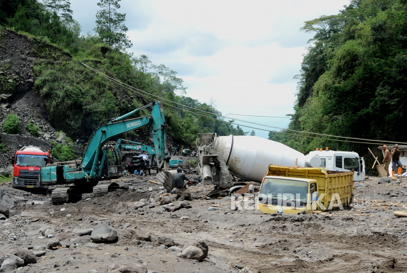 Pekerja menggunakan ekskavator mengevakuasi truk yang terjebak lahar hujan di aliran sungai Senowo kawasan lereng Gunung Merapi Dusun Trono, Krinjing, Dukun, Magelang, Jateng, Kamis (2/12/2021). Hujan lebat pada Rabu (1/12/2021) mengakibatkan banjir lahar hujan di sejumlah sungai yang berhulu di Gunung Merapi yang menyebabkan empat truk terjebak dan sejumlah fasilitas proyek pembangunan Sabo Dam rusak. 