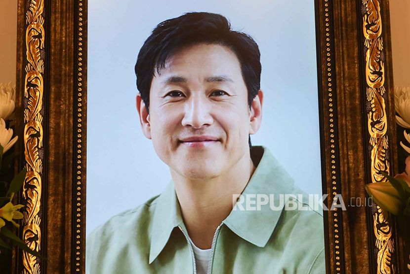 Foto aktor Lee Sun-kyun. Presiden ke-12 Korea Selatan Moon Jae-in ikut berbelasungkawa atas kematian Lee Sun-kyun.