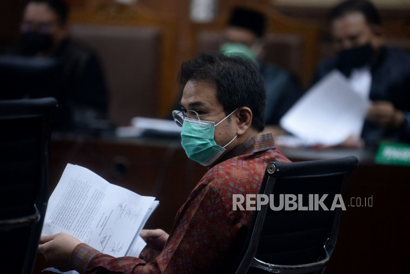 Terdakwa mantan wakil ketua DPR Azis Syamsuddin mengikuti sidang di Pengadilan Tipikor, Jakarta, Senin (6/12). Sidang perdana tersebut beragendakan pembacaan dakwaan terkait kasus dugaan suap penanganan perkara korupsi yang ditangani KPK di Lampung Tengah.