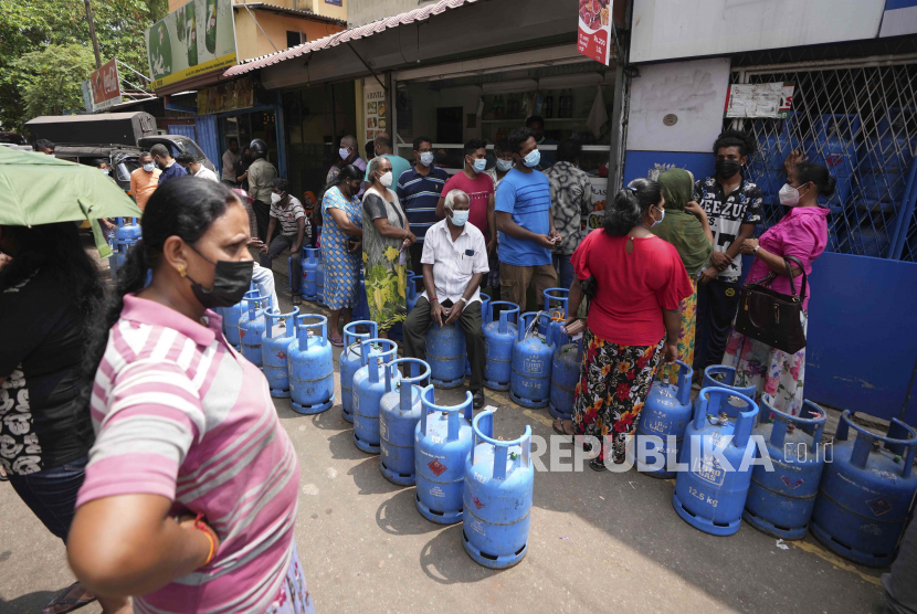 Warga Sri Lanka menunggu untuk membeli gas memasak di sebuah vendor di Kolombo, Sri Lanka, Jumat, 25 Maret 2022.
