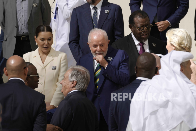 Presiden Brasil Luiz Inacio Lula da Silva, tengah, tiba untuk berfoto bersama di KTT Iklim PBB COP28, Jumat, (1/12/2023), di Dubai, Uni Emirat Arab.