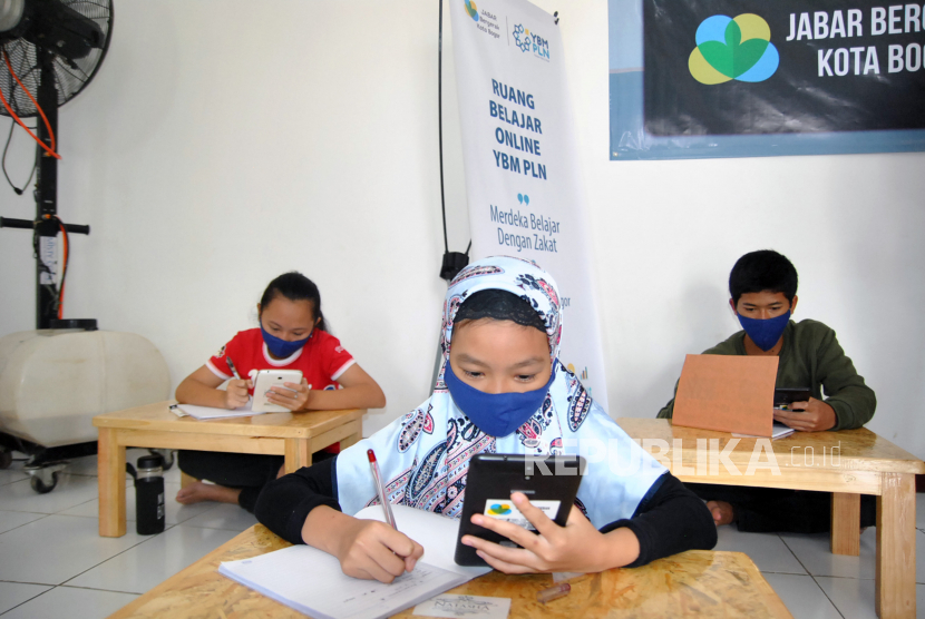 Sejumlah siswa menggunakan gawai untuk mengerjakan tugas sekolah di ruang belajar online di Kota Bogor.