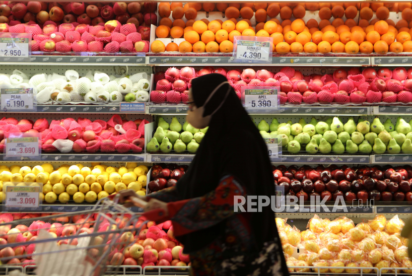 Seorang wanita mengenakan masker saat berbelanja di supermarket di tengah pandemi Covid-19 yang sedang berlangsung di Banda Aceh, Indonesia, 10 Februari 2022. 