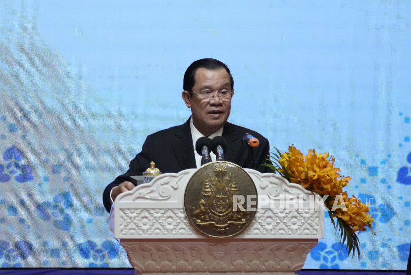 Perdana Menteri Kamboja Hun Sen menyampaikan pidato saat pembukaan Pertemuan Menteri Luar Negeri ASEAN ke-55 (AMM ke-55) di Phnom Penh, Kamboja, Rabu, 3 Agustus 2022. 