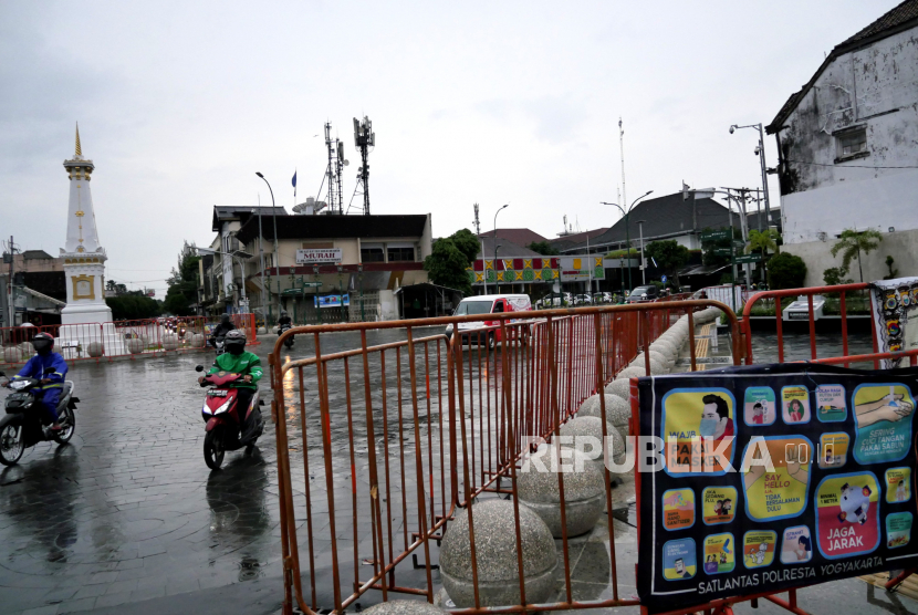 Regulasi karantina nantinya akan diteruskan hingga wilayah RT di DIY. Pagar pembatas masih terpasang di beberapa titik Tugu Pal Putih, Yogyakarta, Senin(18/1). 