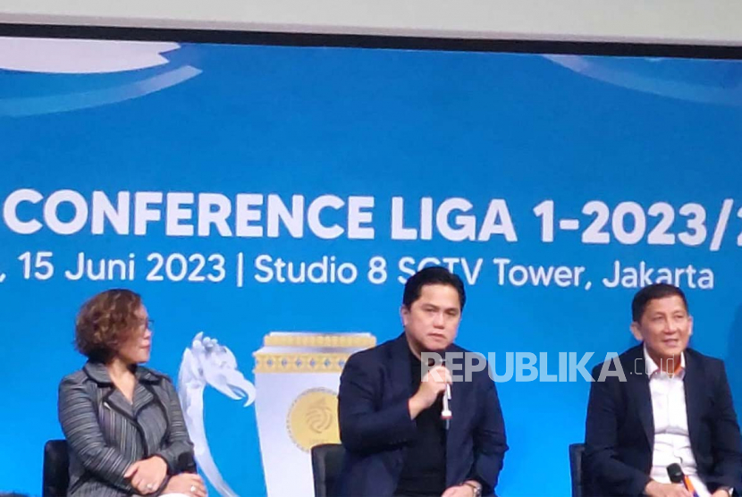Ketua Umum PSSI Erick Thohir (tengah) dalam konferensi pers Liga 1 2023/2024 di Jakarta, Kamis (15/6/2023).  