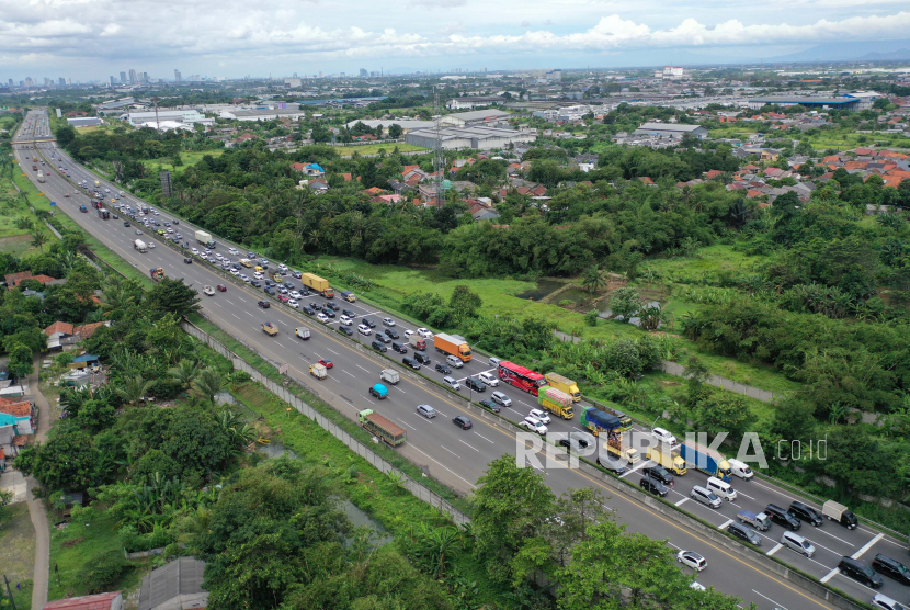Sejumlah kendaraan mengantre sebelum memasuki gerbang Tol Cikupa, Kabupaten Tangerang, Banten, Kamis (28/4/2022). Para pengguna jalan tol tersebut mayoritas merupakan pemudik yang akan menuju Pulau Sumatera melalui Pelabuhan Merak. 