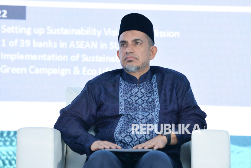 Professor INCEIF University, Malaysia, Mohamad Akram Laldin saat memaparkan materi dalam acara Islamic Finance Dialogue di Jakarta, Senin (26/5/2025).  