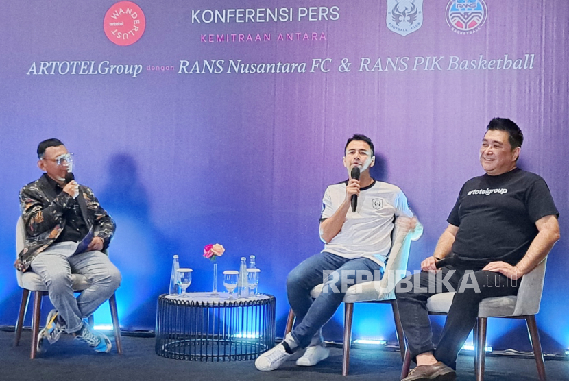 Acara konferensi pers kemitraan antara Artotel Group dengan Rans Nusantara Football Club  dan Rans PIK Basketball Club di Artotel Suites Mangkuluhur, Jakarta, Rabu (12/7/2023).