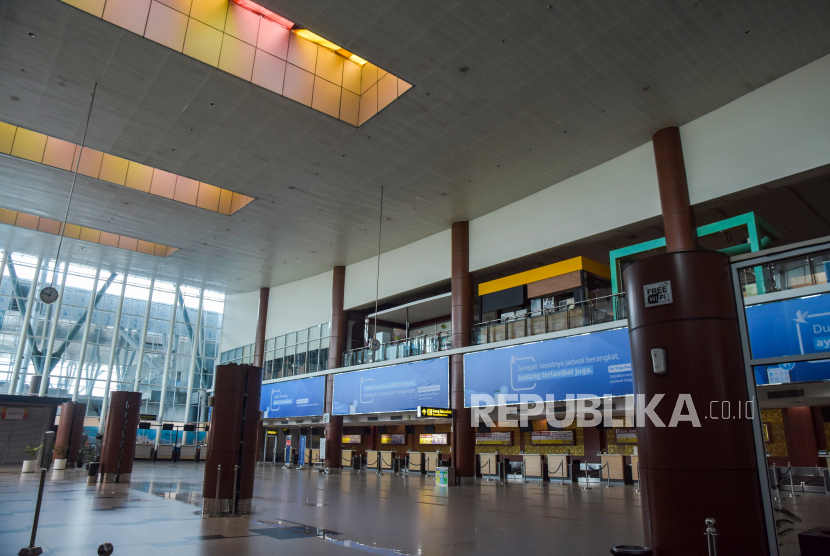 Ruang pelaporan atau check-in penumpang terlihat kosong karena penghentian sementara Bandara Sultan Syarif Kasim II, Kota Pekanbaru, Riau, Sabtu (25/4/2020). PT Angkasa Pura II menghentikan sementara penerbangan penumpang mulai 24 April sampai 1 Juni 2020 di 19 bandara, termasuk Bandara Pekanbaru, sesuai Peraturan Menteri Perhubungan tentang pengendalian transportasi selama mudik Idul Fitri 1441 H dalam rangka pencegahan penyebaran COVID-19