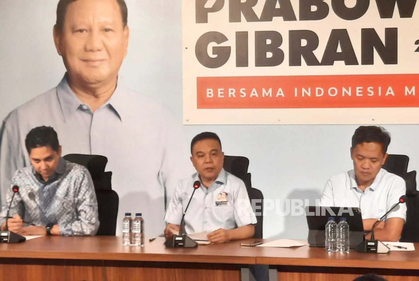 Ketua Koordinator Strategis TKN Prabowo-Gibran, Sufmi Dasco Ahmad (tengah) dan Wakil Ketua TKN Habiburokhman saat konferensi pers di Media Center TKN, Jakarta Selatan, Kamis (30/11/2023). 