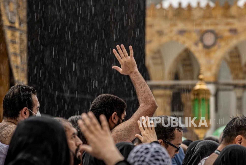 Umat Islam menunaikan umroh di Masjidil Haram, di tengah hujan deras pada bulan suci Ramadhan, di kota suci Mekkah, Arab Saudi, Senin (10/4/2023). 19 Juta Jamaah Umroh Padati Masjidil Haram Selama 20 Hari Ramadhan