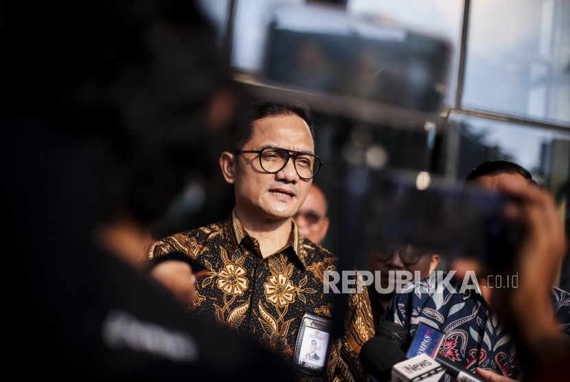Kepala Badan Pengelola Keuangan Haji (BPKH) Fadlul Imansyah memberikan keterangan kepada wartawan usai mengadakan pertemuan di Gedung Merah Putih KPK, Jakarta, Kamis (5/1/2023). Pertemuan tersebut membahas tentang pengawasan dana haji tahun 2023. 