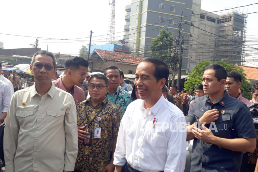 Presiden Joko Widodo (Jokowi) saat mengunjungi Pasar Menteng Pulo, Jakarta Selatan, Kamis (15/6/2023). Ia meninjau kondisi harga berbagai kebutuhan pokok di pasar tersebut.