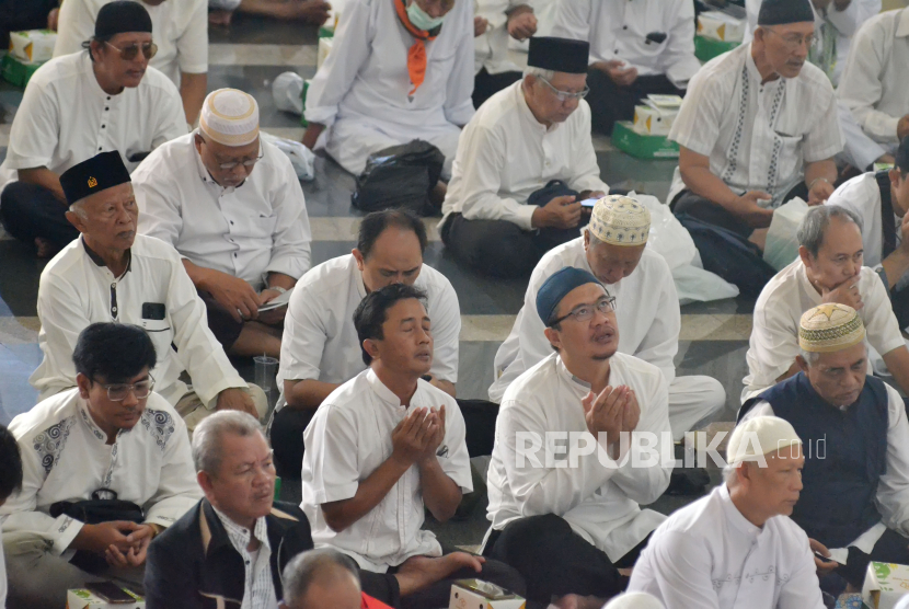 Calon jamaah haji berdoa bersama saat Bimbingan Manasik Haji Tingkat Kota Bandung, di Masjid Pusdai Kota Bandung, Jawa Barat, Selasa (23/4/2024). 