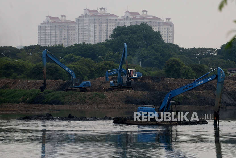 Petugas Dinas Sumber Daya Air (SDA) DKI Jakarta mengoperasikan alat berat untuk mengeruk endapan lumpur di Waduk Ria Rio, Jakarta, Senin (26/10). Pemprov DKI Jakarta terus melakukan pengerukan serta pembersihan waduk, sungai dan saluran air dari lumpur dan sampah untuk mencegah pendangkalan dan mengantisipasi banjir saat musim hujan.Prayogi/Republika