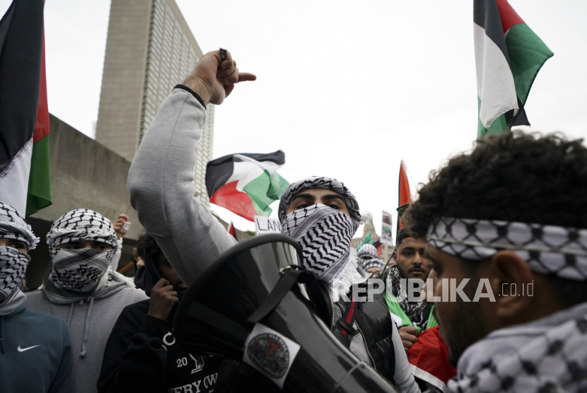 Pendukung Palestina menghadiri pawai di Toronto, Kanada, Selasa, (10/10/2023).