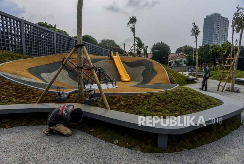 Pekerja mengecek instalasi listrik untuk lampu taman di Taman Sambas Asri, Kebayoran Baru, Jakarta, Selasa (14/12). Taman Sambas Asri yang merupakan satu dari 12 pembangunan Taman Maju Bersama tersebut kini progresnya sudah mencapai 90 persen dan sedang dalam tahap akhir penyelesaian  Republika/Putra M. Akbar
