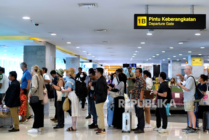 Sejumlah calon penumpang antre memasuki pesawat di Terminal Domestik Bandara Internasional I Gusti Ngurah Rai, Badung, Bali, Sabtu (10/2/2024). 