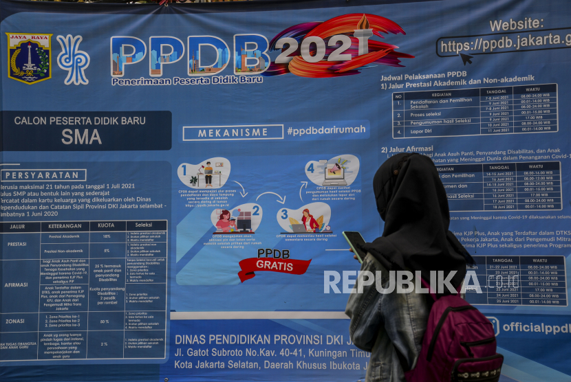 Seorang peserta didik melihat informasi untuk mengikuti proses penerimaan Peserta Didik Baru (PPDB) 2021/2022.