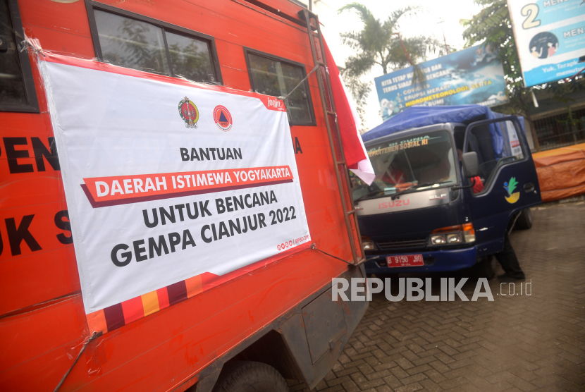 Truk berisi bantuan logistik gempa Cianjur di BPBD DIY, Yogyakarta.