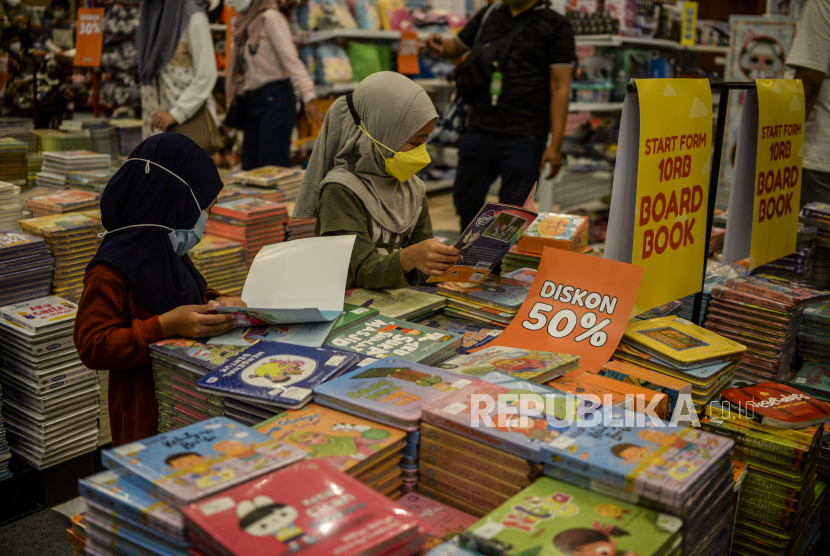 Pengunjung melihat buku pada pameran Indonesia International Book Fair (IIBF) 2021 (ilustrasi)