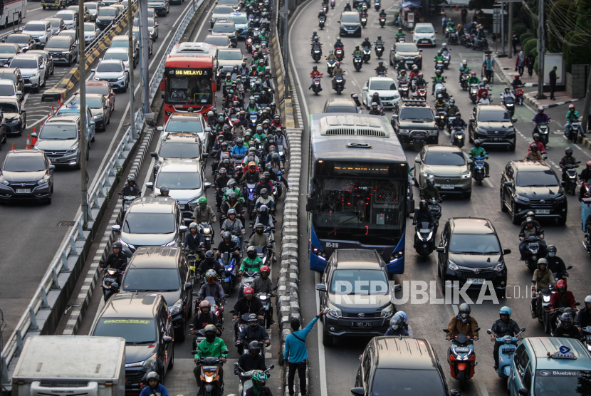 Sejumlah kendaraan terjebak kemacetan di Jakarta. Kemaceran berkontribusi ke kualitas udara di Jakarta.