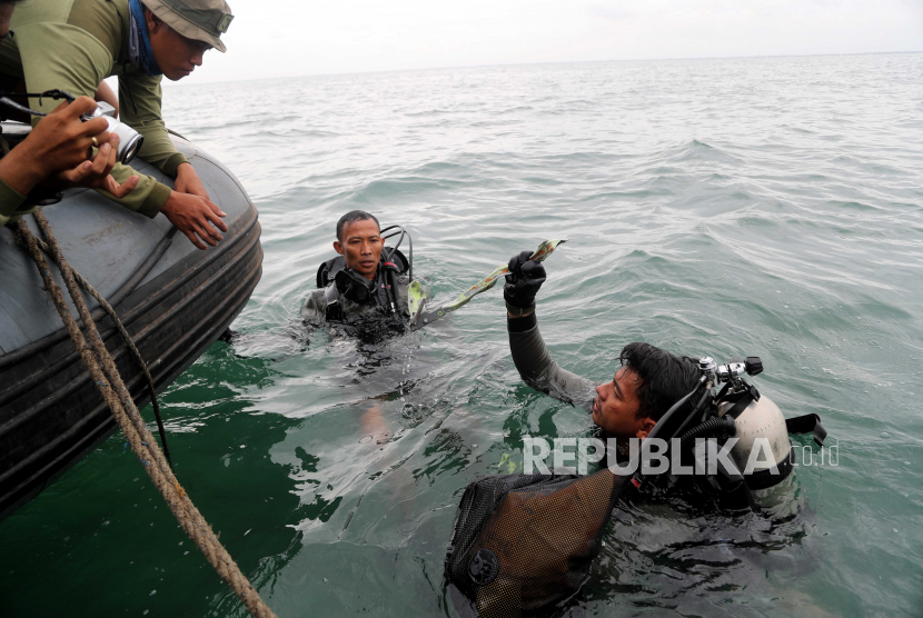 Penyelam TNI Angkatan Laut menemukan serpihan selama operasi pencarian di perairan Jakarta yang diduga dekat lokasi kecelakaan penerbangan Sriwijaya Air SJ182.