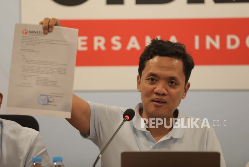 Wakil Ketua TKN Prabowo-Gibran, Habiburokhman memperlihatkan surat pemanggilan Gibran Rakabuming Raka dari Bawaslu Jakpus, saat konferensi pers di Media Center TKN, Jakarta Selatan, Selasa (2/1/2024) malam. 