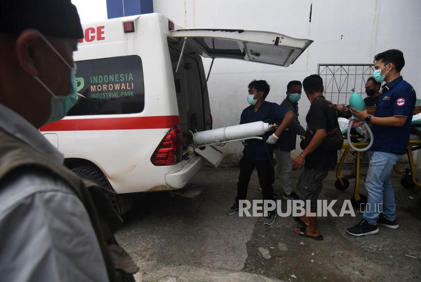 Petugas menggotong korban luka-luka peristiwa kecelakaan kerja di lokasi pabrik PT ITSS kawasan industri IMIP, saat akan dirujuk ke Sulawesi Selatan di RSUD Morowali, Sulteng, Jumat (29/12/2023).