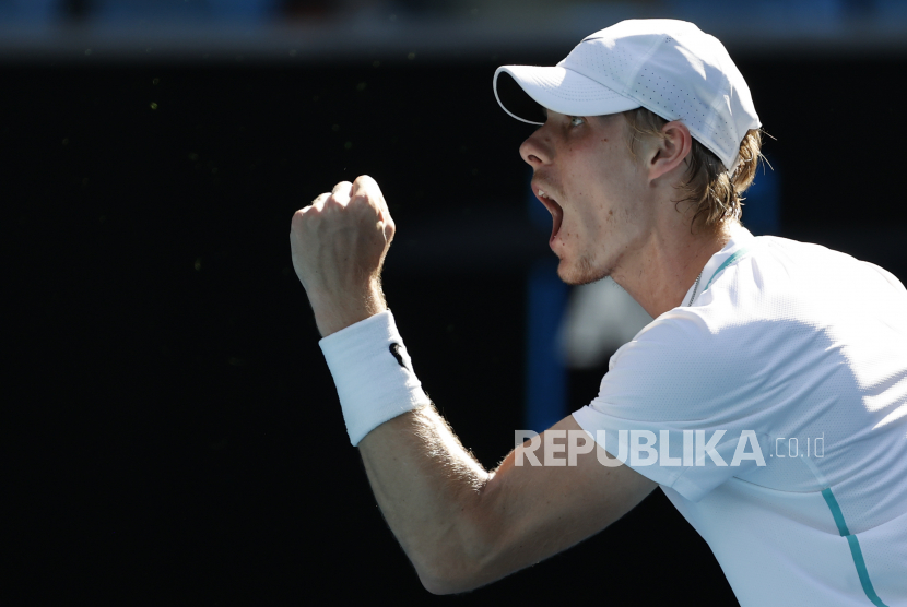 Denis Shapovalov dari Kanada bereaksi setelah memenangkan satu poin melawan Alexander Zverev dari Jerman dalam pertandingan putaran keempat kejuaraan tenis Australia Terbuka di Melbourne, Australia, Ahad, 23 Januari 2022.