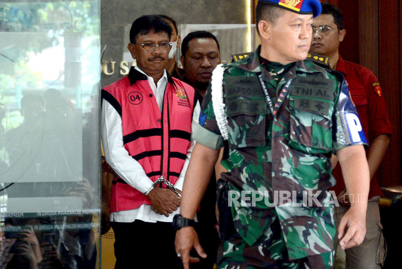 Menteri Komunikasi dan Informatika (Menkominfo) Johnny G Plate mengenakan rompi tahanan usai menjalani pemeriksaan di gedung Jampidsus Kejaksaan Agung, Jakarta.