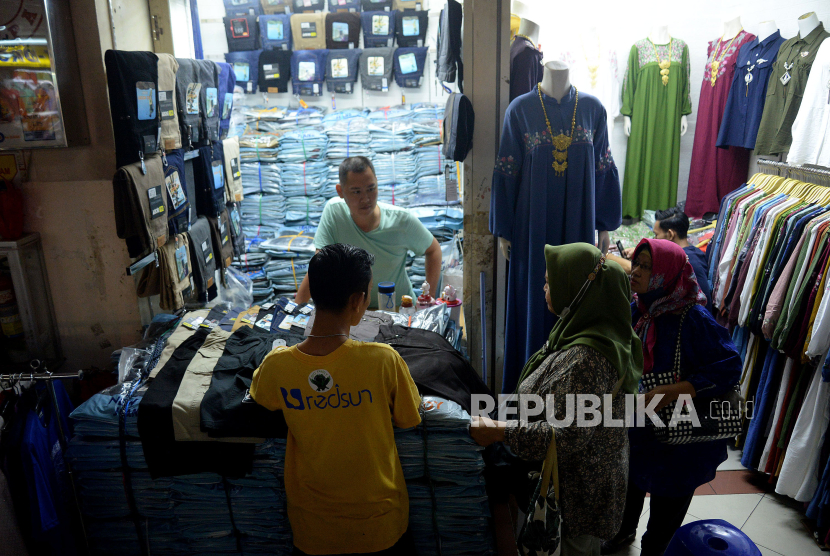 Suasana pasar tanah abang Blok A, Jakarta, Kamis (28/9/2023). Mendag Zulkifli Hasan mengeklaim pengunjung Pasar Tanah Abang mengalami peningkatan.