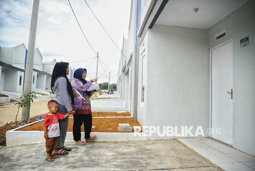 Warga melihat rumah subsidi di Perumahan Graha Arraya, Cibungbulang, Kabupaten Bogor, Jumat (21/2/2025) Bank Tabungan Negara (BTN) berkomitmen mendukung program 3 juta rumah dengan menyalurkan dan menyediakan akses Kredit Kepemilikan Rumah (KPR) subsidi untuk masyarakat berpenghasilan rendah dan pekerja informal. Selain itu BTN juga menerapkan berbagai strategi dan inovasi untuk mewujudkan program tersebut. Program 3 juta rumah ini diharapkan dapat menjadi momentum bangkitnya ekonomi nasional karena dapat mendorong pertumbuhan sektor perumahan dan berbagai industri terkait. Program 3 juta rumah bertujuan untuk meningkatkan kesejahteraan masyarakat Indonesia.