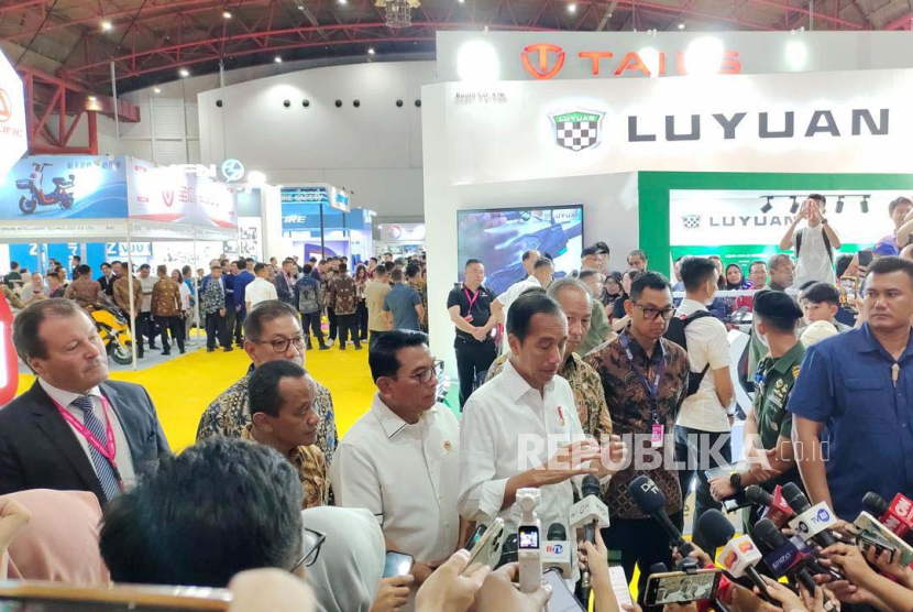 Presiden Joko Widodo (Jokowi) meninjau pameran PERIKLINDO Electric Vehicle Show (PEVS) 2024 di JIExpo Kemayoran, Jakarta, Jumat (3/5/2024). 