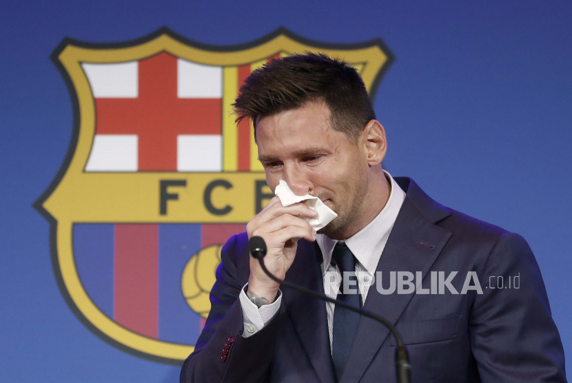 Penyerang Argentina Lionel Messi menjadi emosional saat konferensi pers untuk menjelaskan versinya tentang alasan kepergiannya dari Barcelona FC di Barcelona, ??Spanyol, 08 Agustus 2021. 