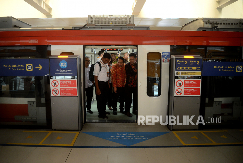 Penumpang berada di gerbong LRT Jabodebek , Jakarta, Rabu (12/7/2023). 