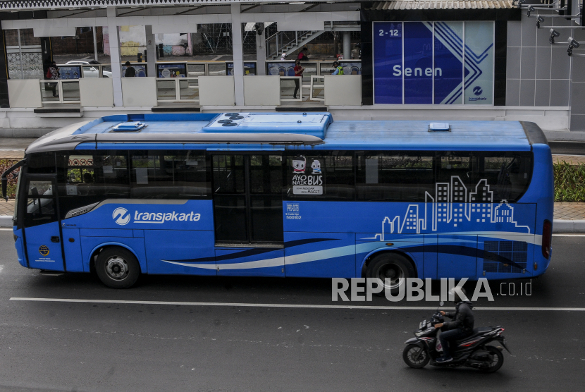 Bus Transjakarta (ilustrasi). PT Transjakarta menanggapi sebuah video yang beredar di media sosial memperlihatkan satu unit bus terhenti di perlintasan rel kereta api di kawasan Halimun, Jakarta Pusat.