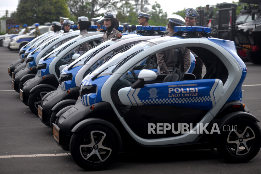 Kendaraan listrik milik Polantas ikut dalam apel gelar pasukan dalam rangka pengamanan VVIP di Stadion Maguwoharjo, Sleman, Yogyakarta.pemerintah sebaiknya memperkuat sistem transportasi publik berbasis kendaraan listrik yang sesuai standar pelayanan di seluruh wilayah Tanah Air/ilustrasi.  