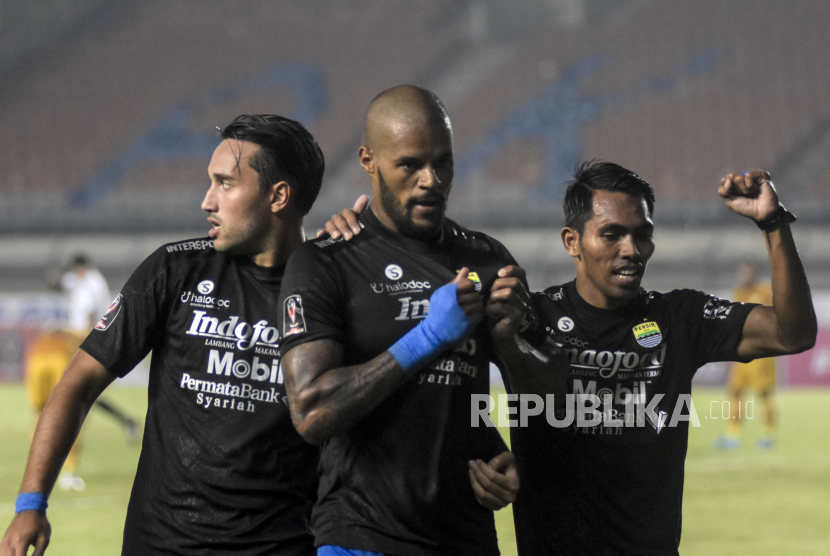Sejumlah pemain Persib Bandung melakukan selebrasi usai mencetak gol ke gawang Bhayangkara FC.