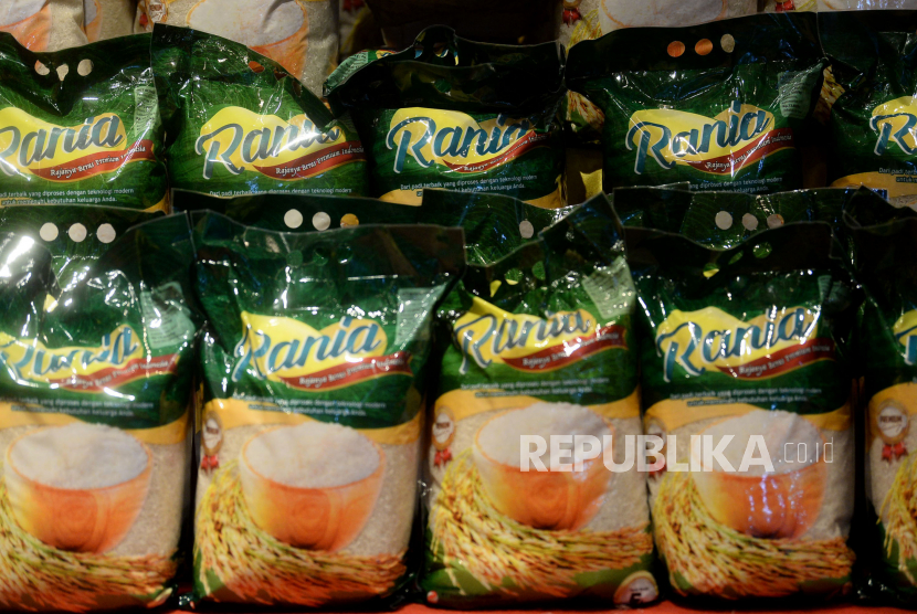 Rania Beres Premium kemasan 5 kg diperlihatkan Launching Rania Beres Premium di Gedung RNI, Jakarta, Kamis (19/8) lalu. PT Rajawali Nusindo terus menggenjot inovasi guna meningkatkan kinerja perusahaan.
