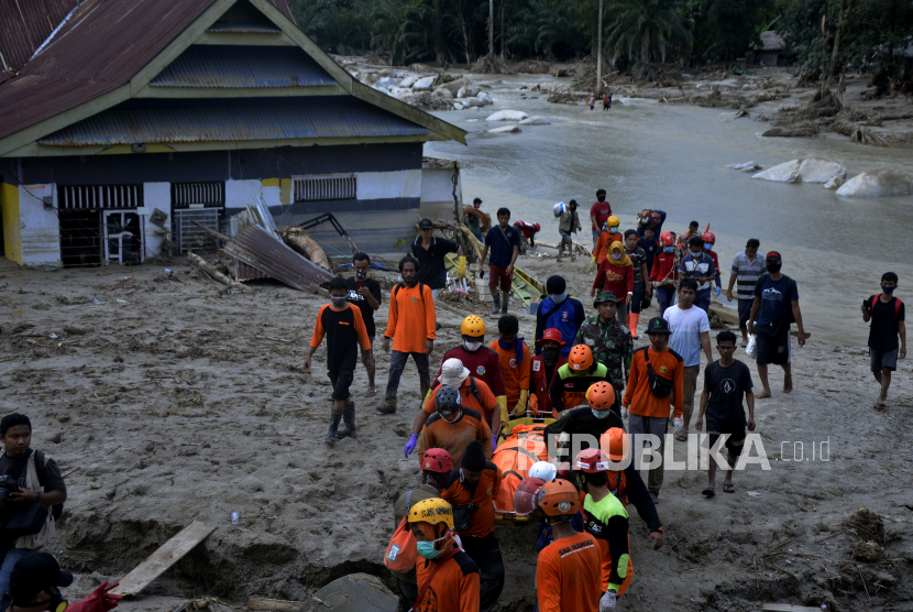 Tim tanggap darurat penanggulangan bencana daerah memutuskan menambah batas waktu pencarian korban banjir bandang di Kabupaten Luwu Utara, Provinsi Sulawesi Selatan (Foto: ilustrasi pencarian korban banjir)