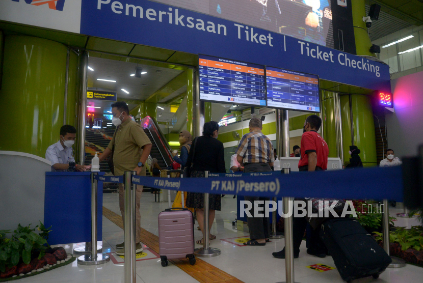 Petugas melakukan pengecekan tiket kereta di Stasiun Gambir, Jakarta. PT Kereta Api Indonesia (KAI) Daop 1 Jakarta menyesuaikan pola perjalanan 12 kereta api untuk mengantisipasi dampak nobar Timnas.