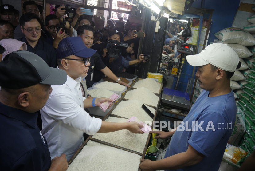 Menteri Perdagangan (Mendag) Zulkifli Hasan berbincang dengan pedagang beras saat mengunjungi Pasar Sederhana, Kota Bandung, Jawa Barat, Rabu (27/9/2023). 