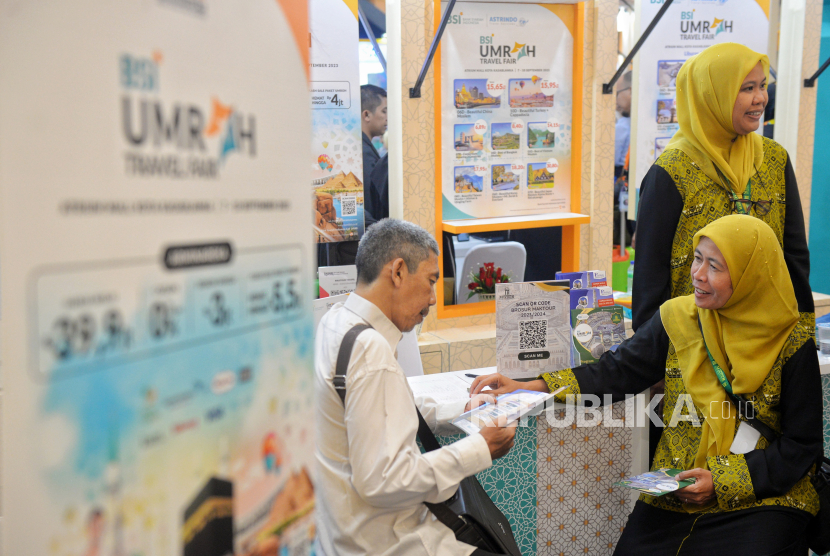 Agen travel menawarkan jasa layanan Haji khusus dan Umroh kepada pengunjung dalam acara BSI Umroh Travel Fair di Atrium Kota Kasablanka, Jakarta, Kamis (7/9/2023). Bank Syariah Indonesia (BSI) menggelar acara BSI Umroh Travel Fair mulai hari ini, Kamis (7/9) hingga Ahad (10/9) mendatang. Kegiatan tersebut menyajikan puluhan stan dari beragam travel mitra BSI dengan menawarkan sejumlah paket Haji khusus dan Umroh dengan harga terbaik dan produk BSI.