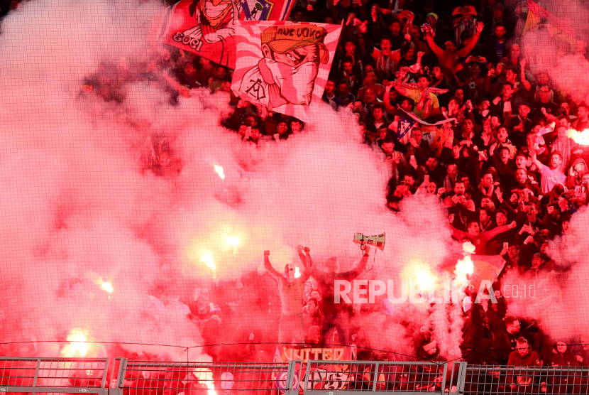  Atletico fans light flares during the UEFA Champions League quarter final, 2nd leg match between Borussia Dortmund and Atletico Madrid in Dortmund, Germany, 16 April 2024.  