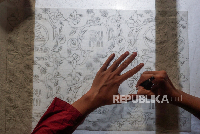 Perajin memproduksi batik, (ilustrasi)