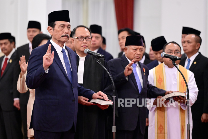 Penasihat Khusus Presiden bidang Digitalisasi dan Pemerintahan Luhut Binsar Pandjaitan (kiri) bersama Penasihat Khusus Penasihat Khusus Presiden bidang Energi Purnomo Yusgiantoro (kanan) mengucapkan sumpah jabatan saat upacara pelantikan di Istana Negara, Jakarta, Selasa (22/10/2024). Presiden Prabowo melantik Ketua Mahkamah Agung (MA) serta Kepala Badan, Gubernur Lemhanas, Utusan Khusus Presiden, Penasihat Khusus Presiden, dan Staf Khusus Presiden pada Kabinet Merah Putih 2024-2029.